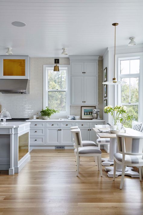 Less is More For Kitchen or Bath Hardware - Maria Killam Best Kitchen Design, Kitchen Design Pictures, Fresh Kitchen, White Kitchen Decor, Home Design Diy, Yellow Kitchen, Apartment Kitchen, Design Visual, Unique Kitchen