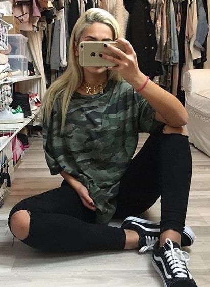 Women's Outfits with Vans-30 Outfits to Wear with Vans Shoes Baddie Outfit, Vans Outfit, 30 Outfits, Instagram Baddie, Sweatpants Outfit, Black Ripped Jeans, Tumblr Outfits, Outfit Jeans, Outfit Trends