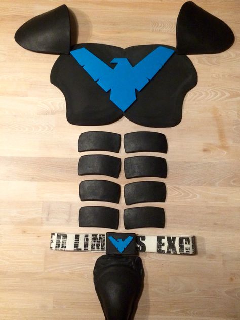 It's beginning to look like Nightwings armour! Nightwing Cosplay Diy, Night Wing Cosplay, Teen Titans Funny, Fantasia Diy, Nightwing Costumes, Nighwing, Batman Costume Diy, Wing Costume, Nightwing Cosplay