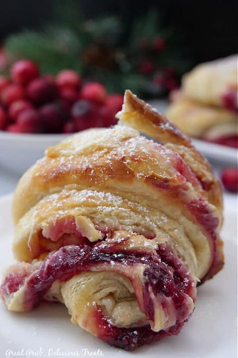 Cranberry Tart Recipes, Cream Cheese Cranberry Loaf, Cranberry Puff Pastry Recipes, Things To Make With Puff Pastry, Puff Pastry Breakfast Recipes, Cranberry Pastry, Christmas Pastry Recipes, Pepperidge Farm Puff Pastry Recipes, Cranberry Puff Pastry