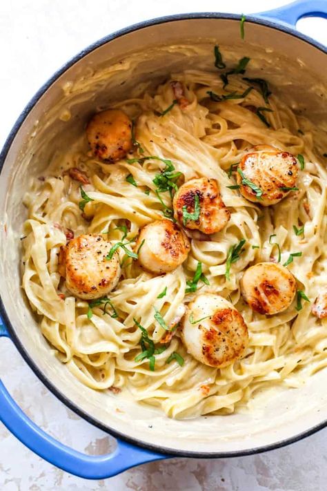 This creamy garlic pasta is filled with intense roasted garlic flavor and topped with perfectly seared scallops! #scallops #pasta #garlic #garlicpasta #seafood Scallops Pasta, Scallop Recipes Pasta, Spicy Breakfast, Pasta Garlic, Recipes To Make For Dinner, Flank Steak Tacos, Creamy Garlic Pasta, Scallop Pasta, Linguine Recipes