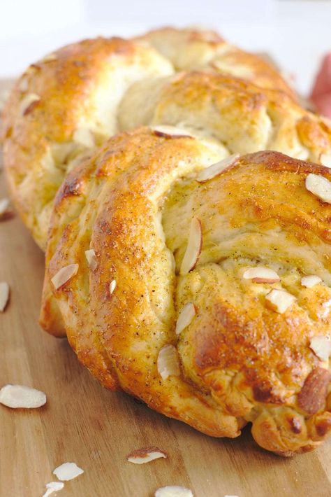 Pulla Bread Recipe, Cashew Bread, Cardamom Bread Recipe, Cardamom Bread, Cardamom Recipe, Savory Bread Recipe, Nordic Recipe, Finnish Recipes, Coffee Bread