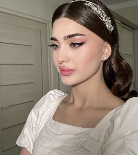 Formal Simple Makeup, Make Up Looks For White Dresses, Bride Makeup Light Skin, Soft Makeup For Wedding, Soft Makeup Wedding, Wedding Make Up For Brown Eyes, Pretty Makeup Looks For Brown Eyes, Simple Makeup For Wedding, Simple Bride Makeup