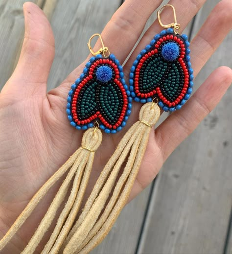 Beaded Blueberry Earrings, Beaded Blueberries, Powwow Beadwork, Indigenous Crafts, Indigenous Style, Indigenous Beadwork, Seed Bead Bracelet Patterns, Beadwork Designs, Beaded Earrings Diy