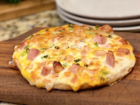 Ham And Cheese Pizza, Pizza With Ham, Pizza Hut Ham And Cheese Sandwich, Pizza Crust Ham And Cheese Rolls, Ham Pizza Recipes, Pita Breakfast Pizza, Crockpot Cabbage Roll Soup, Healthy Ham, Ham And Pineapple Pizza