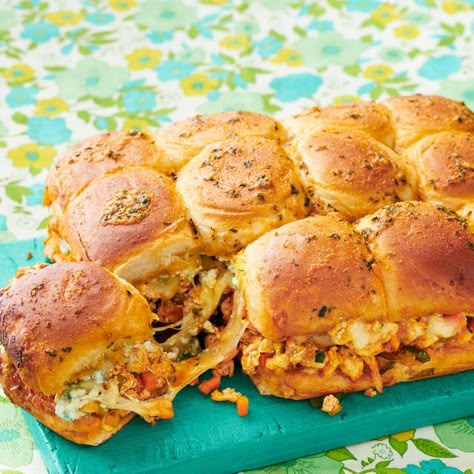 pull apart buffalo chicken sliders recipe Sliders Buffalo Chicken, Sliders Party, Garlic Roasted Mushrooms, Homemade Sliders, Buffalo Chicken Sliders Recipes, Best Hamburger Patty Recipe, Hamburger Patty Recipe, Sliders Recipes Chicken, Patty Recipe