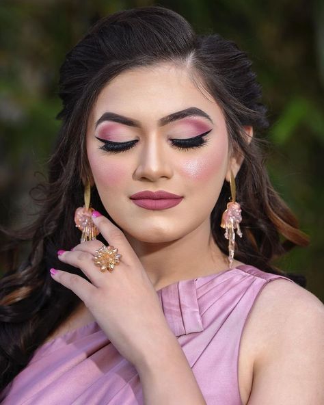 Pink Bold Eye Makeup, Natural Makeup Eye Looks, Eye Liner Tips, Liner Hacks, Indian Eye Makeup, Nude Eye Makeup, Bridal Makeup Videos, Bridesmaids Makeup, Pink Smokey Eye