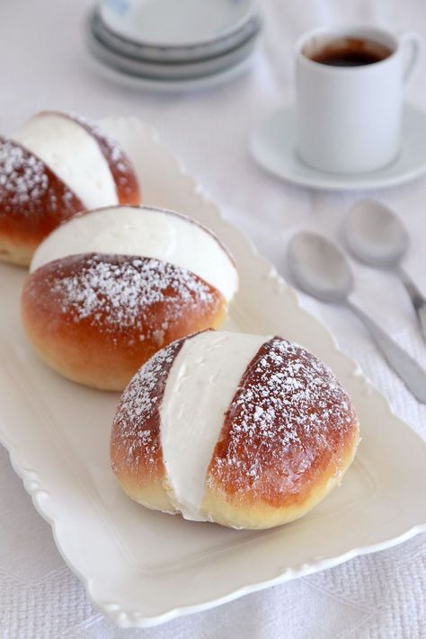 Maritozzo – Italian Rolls Filled with Vanilla Cream | Photo: Natalie Levin Italian Sweet Bread Recipes, Cream Filled Pastries, Coffee Roll Cake, Bakery Items Recipes, Cream Filled Desserts, Dessert Pastry Recipes, Fancy Dinner Rolls, Italian Sweet Bread, Italian Bakery Recipes