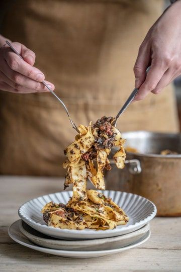 Vegan Ragu, Pasta Mushroom, Mushroom Ragu, Ragu Recipe, Crispy Garlic, Blackberry Recipes, Great British Chefs, Vegan Mushroom, Ginger Nut