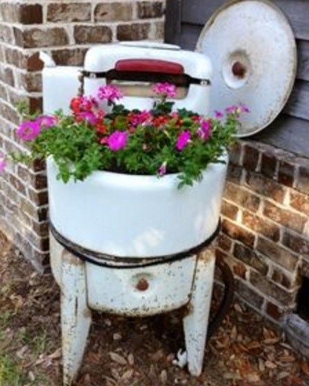 Vintage Washine Machine Turned Into a Planter Antique Washing Machine, Vintage Washing Machine, Old Washing Machine, Garden Junk, Wash Tubs, Garden Whimsy, Vintage Garden Decor, Ways To Recycle, Garden Yard Ideas