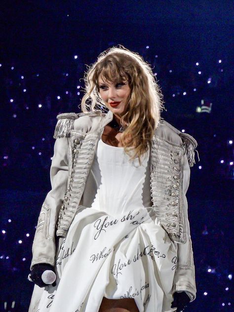 tayblessings (@tayblessings) on X Taylor Swift New, Estilo Taylor Swift, Taylor Swift The Eras Tour, London Tours, Taylor Swift Outfits, Taylor Swift Hair, Taylor Swift Concert, Taylor Swift Wallpaper, Taylor Swift (lyrics)