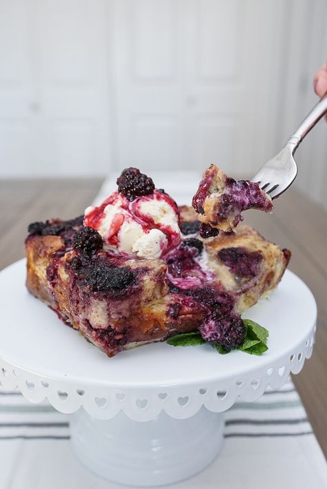 This easy bread pudding recipes features sweet Hawaiian bread and plump blueberries - plus a bread pudding sauce recipe! Blackberry Bread Pudding, Blackberry Bread Pudding Recipe, Hawaiian Bread Pudding, Lemon Bread Pudding, Pudding Sauce, Berry Bread Pudding, Sugar Free Apple Pie, Blackberry Bread, Bread Pudding Sauce