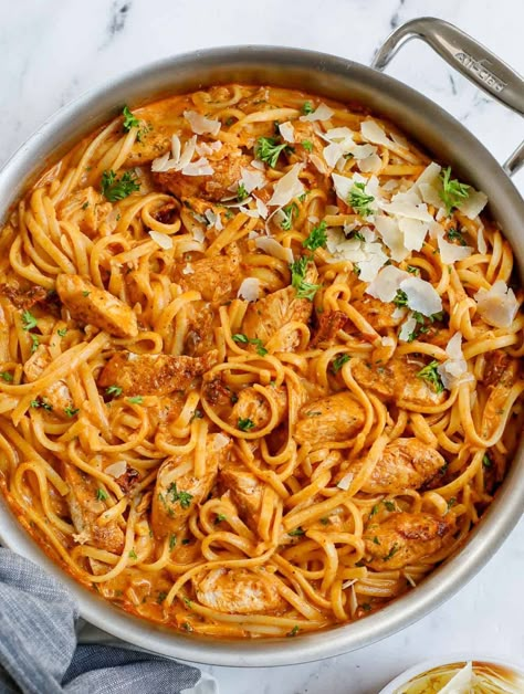 Creamy Spicy Chicken Pasta Spicy Creamy Chicken Pasta, Spicy Chicken Alfredo Pasta, Spicy Alfredo Pasta, Spicy Chicken Pasta Recipes, Chicken Linguine Recipes, Pasta Recipes Spicy, Spicy Chicken Alfredo, Spicy Chicken Spaghetti, Chicken Pasta Sauce