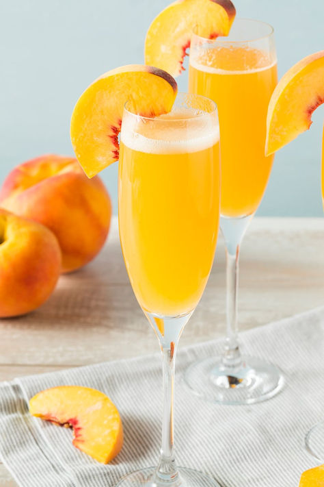 Peach bellini cocktail with Italian sparkling wine Prosecco. Perfect summery drink for a boozy brunch, lunch or as an afternoon aperatif. #bellini #belini #peach #prosecco #cocktails #summerdrinks #summery Bellini Cocktail Recipes, Peach Bellini Recipe, Peach Bellini Cocktail, Fizz Drinks, High Wine, Christmas Recipe Ideas, Bellini Cocktail, Bellini Recipe, Cocktail Fruit