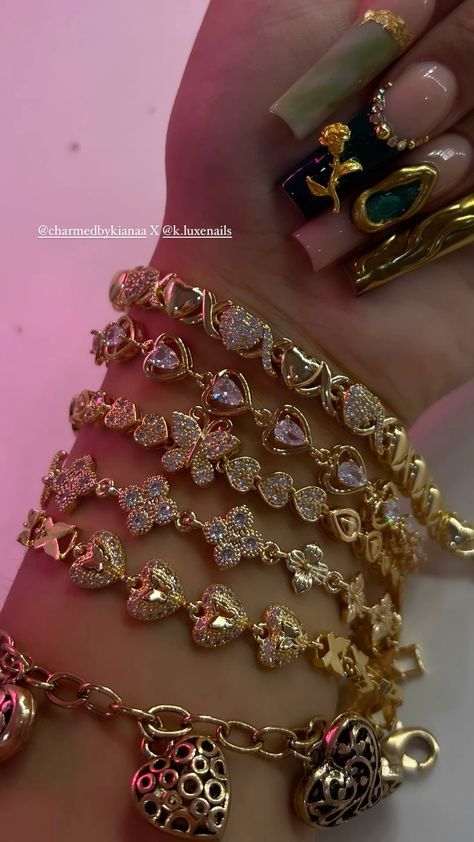 Stacked Bracelets Aesthetic, La Jewelry Aesthetic, Gold Jewelry Stack, Bling Outfits, Bp Jewelry, Weird Beauty, Gold Jewelry Aesthetic, La Jewelry, Bracelets Outfit