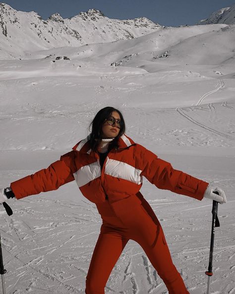 Red Skiing Outfit, Vintage Ski Outfits For Women, Oysho Ski Collection, Ski Rave Outfit, Ski Outfit Inspiration, Ski Chic Outfit, Ski Aesthetic Pictures, Bride Ski Outfit, Women’s Snowboard Outfit