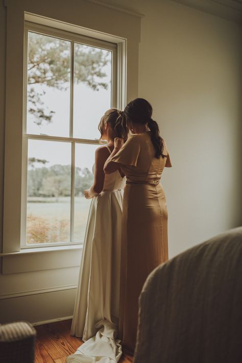 Funny Maid Of Honor Pictures, Maid Of Honour Bride Photos, Maid Of Honour Wedding Photos, Made Of Honor And Bride, Maid Of Honour Aesthetic, Bride And Bridesmaids Photoshoot, Maid Of Honor Photos With Bride, Maid Of Honour And Bride Photos, Maid Of Honor Photo Ideas