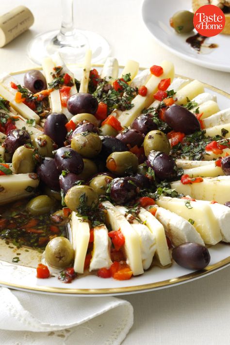 Marinated Olive & Cheese Ring Cheese Ring, Marinated Cheese, Christmas Buffet, Marinated Olives, Apple Salad, Snacks Für Party, Cheese Platters, Perfect Appetizers, Party Food Appetizers