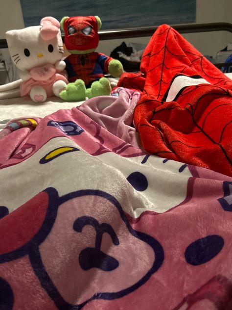 Cama Da Hello Kitty, Hello Kitty Couple, Spiderman Couple, Hello Kitty And Spiderman, Hello Kitty Boy, Kitty Couple, Spiderman Girl, Hello Kitty Design, Hello Kitty Blanket