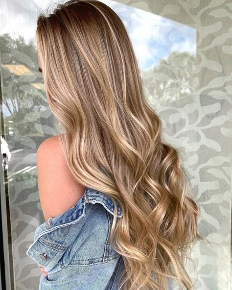 Blonde Locks, Honey Blonde Hair, Brown Hair Balayage, Blonde Hair Inspiration, Blonde Hair Looks, Blonde Hair With Highlights, Brown Blonde Hair, Hair Inspiration Color, Hair Painting