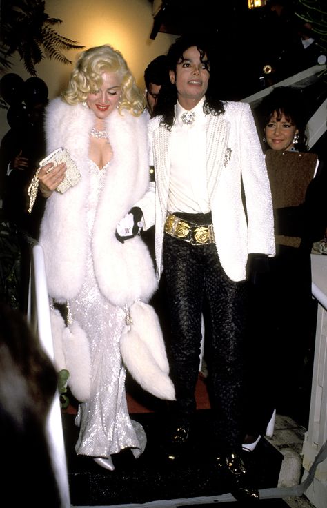 Madonna at the 1991 Academy Awards: The singer, pictured here with Michael Jackson, wore Bob Mackie. Michael Jackson 1991, Best Oscar Dresses Of All Time, Vestidos Oscar, Best Oscar Dresses, 1980s Fashion Trends, Oscar Gowns, Madonna Photos, Rita Moreno, Oscar Fashion