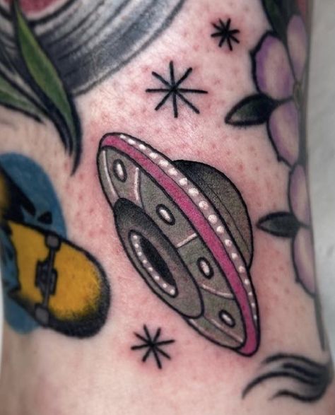 Space Tattoo Back, Old School Alien Tattoo, Space Flash Tattoo, Retro Space Tattoo, Traditional Style Space Tattoo, Extraterrestrial Tattoos, Traditional Planet Tattoo, Alien Traditional Tattoo, Alien Flash Tattoo