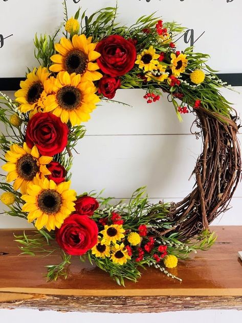 Sunflowers And Red Roses, Sunflower Wreath Diy, Sunflowers And Roses, Day Of Dead, 2 Flowers, Door Wreaths Diy, Sunflower Wreath, Farmhouse Front, Wreath Farmhouse