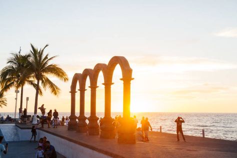 270 fotos e imágenes de Malecon Of Puerto Vallarta - Getty Images Packing Bags Travel, Mexico Travel Destinations, Travel Clothes Women, Travel Destinations Asia, Cheap Travel, Travel Instagram, Mexico Travel, Travel Packing, Pacific Northwest