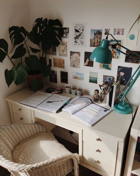 I’m simply in love with this study space 🌿 ... 📷from Pinterest �☁️ Follow us for more inspiration @work.study.inspiration #studytips… School Desk Organization, Waiting Room Decor, Minimalistic Room, Cheap Room Decor, Dorm Organization, Tumblr Rooms, Dorm Room Organization, School Desks, Room Deco