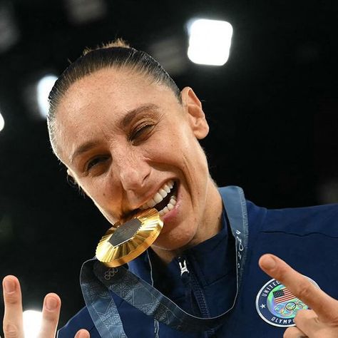 Bleacher Report on Instagram: "Diana Taurasi MAKES HISTORY with her SIXTH gold medal 🥇🥇🥇🥇🥇🥇" Diana Taurasi, Bleacher Report, Bleachers, August 11, Wnba, Smash Cake, Gold Medal, Basketball, History