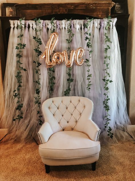 Rustic Bridal Shower Backdrop, Household Shower Ideas Decorations, Bridal Shower Gift Backdrop, Boho Wedding Shower Backdrop, Bridal Shower Gift Opening Backdrop, Shower Backdrop Ideas Bridal, Wedding Shower Background, Bridal Shower Brides Chair, Purple Wedding Shower Ideas