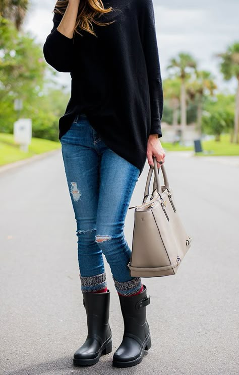 HUNTER RAIN BOOTS + STRIPED BOOT SOCKS | Alyson Haley Rain Boot Outfit, Hunter Boots Outfit, Hunter Boot, Rainy Day Fashion, Easy Fashion, Estilo Hippie, Boating Outfit, Hunter Rain Boots, Rain Boot