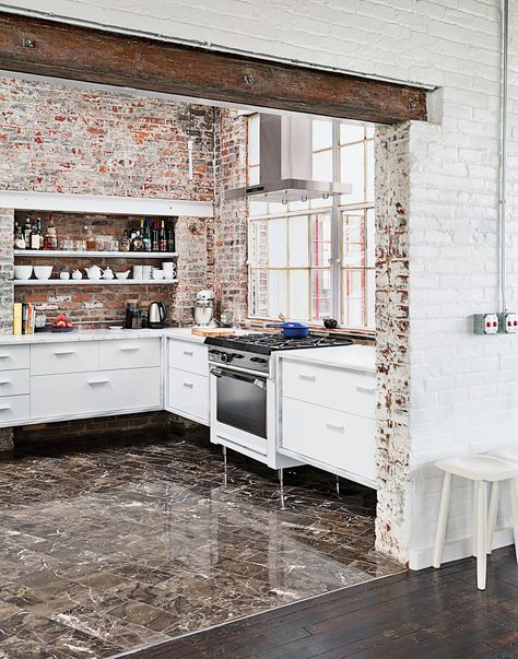 Kitchen Brick Wall, Warehouse Renovation, Brick Backsplash Kitchen, Dreamy Kitchens, Factory Interior, Live Work Space, Dining Ideas, Brick Kitchen, Brick Backsplash