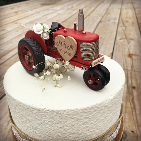 Farmhouse Wedding Cake, Barn Wedding Cake, Farm Cake Topper, Tractor Wedding, Country Wedding Cake, Country Wedding Cake Toppers, Barn Wedding Cakes, Wedding Farmhouse, Tractor Cake