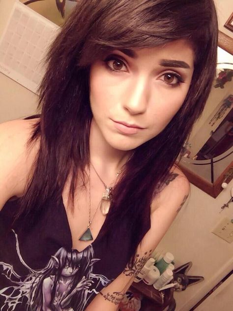 Really beautiful, and her outfit is pretty cool, too Medium Scene Hair, Scene Haircuts, Emo Haircuts, Scene Hairstyles, Leda Muir, Emo Hairstyles, Emo Scene Hair, Haircuts For Medium Length Hair, Hair Cut Ideas