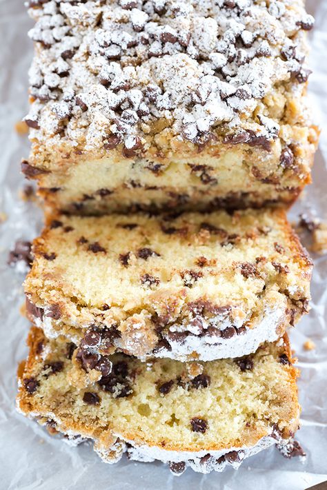 This chocolate chip crumb cake is unbelievably tender, loaded with chocolate chips and topped with the most amazing crumb topping! Chocolate Chip Crumb Cake, I Am Baker, Chocolate Chip Cake, Crumb Cake, Loaf Cake, Köstliche Desserts, Dessert Bread, How Sweet Eats, Eat Dessert