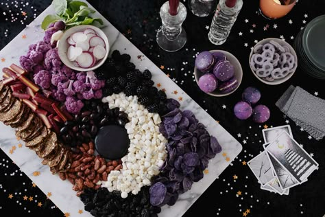 Cheese Board Diy, Moon Cheese, Full Moon Party, Halloween Party Dinner, Moon Party, Chocolate Liqueur, Vintage Ice Cream, Chic Halloween, Halloween Dinner