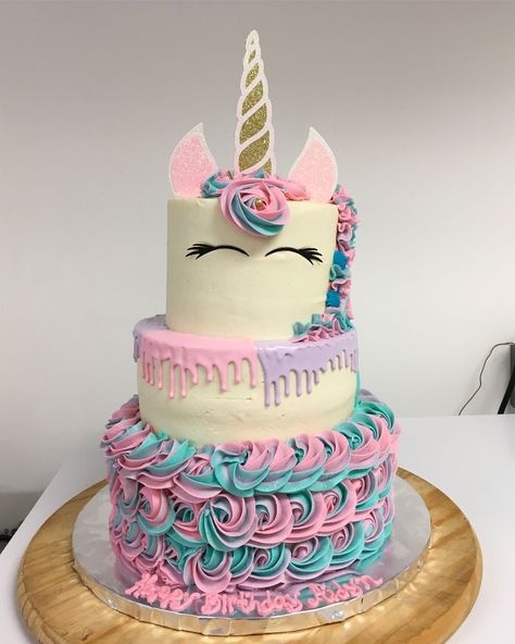 Unicorn drip cake catcake Unicorn Drip Cake, Unicorn Number Cake, Erica Fontaine, Holiday Cake Decorating, Alphabet Cake, Family Cake, Meringue Cake, Number Cake Toppers, Unicorn Birthday Cake