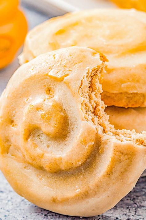 Honey Bun Cookies (Crumbl Cookies Copycat) - Soft and chewy with a warm buttery cinnamon flavor, these cookies resemble a classic Honey Bun with their fun swirl on top! The sweet honey glaze makes them IRRESISTIBLE! This EASY Crumbl Cookies copycat recipe will become a family FAVORITE! Honey Bun Cookies Crumbl, Honey Bun Crumbl Cookie Recipe, Honeybun Cookies, Honey Bun Cookies, Extreme Cookies, Confetti Cake Cookies, Cookies Crumbl, Staple Recipes, Quick Vegetarian Dinner