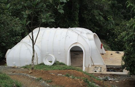 Magic Green Homes fabricates small homes using prefab vaulted panels and covers them with soil. Hobbit House Kit, Case Sotterranee, Casa Do Hobbit, Green Magic Homes, Prefab Guest House, Earth Sheltered Homes, Casa Hobbit, Earth Bag, Earth Sheltered