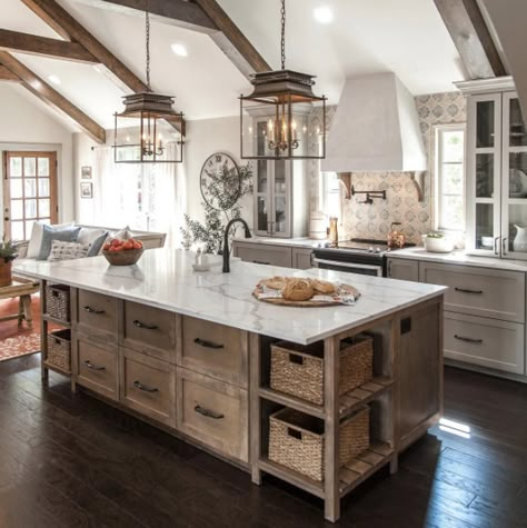 But here's the catch: Chip and Joanna design and build these to-die-for kitchens only for people who live in the Waco area. Fixer Upper Farmhouse Kitchen, Dapur Rustic, Fixer Upper Farmhouse, Italian Farmhouse, Farmhouse Interior Design, Decor Ikea, Farmhouse Kitchen Cabinets, Farmhouse Kitchen Design, Rustic Farmhouse Kitchen