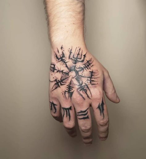 Rasta Tattoo, Vegvisir Tattoo, Viking Compass Tattoo, Arm Tattoo Designs, Outlaw Tattoo, Compass Tattoo Men, Viking Warrior Tattoos, Viking Tattoo Symbol, Rune Viking