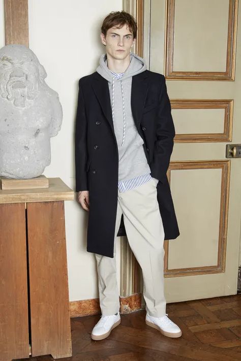 French Fashion Style, Dress Like A Parisian, Officine Generale, Parisian Look, Vogue Russia, Menswear Collection, Mens Fashion Trends, French Fashion, Cool Suits