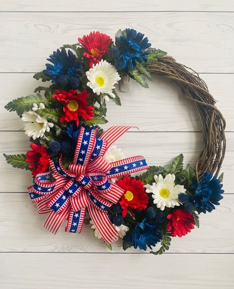 Memorial Day Crafts, Railing Designs, Patriotic Centerpieces, Patriotic Wreaths, Stair Railing Design, Door Wreaths Diy, Railing Design, Diy Decorations, Patriotic Wreath