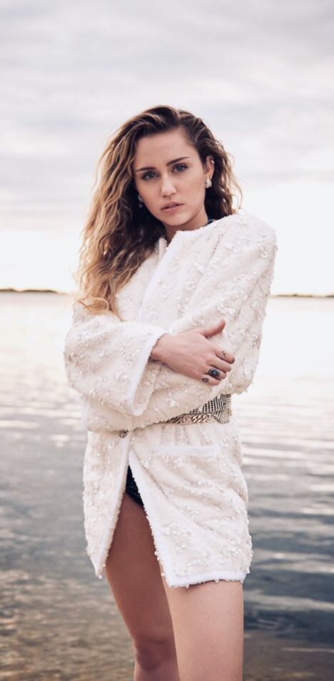 Miley Cyrus in the cover story for the March 2019 issue of Vanity Fair  “Miley Everlasting” by Zach Baron  Published February 21, 2019   “A flash marriage. A new home, after a heartbreaking loss. Miley Cyrus is still figuring out who she is, in real time—and that’s fine with her.” Malibu Miley Cyrus, Miley Cyrus Style, Hannah Montana, Cover Story, Female Singers, Demi Lovato, Miley Cyrus, Vanity Fair, Favorite Celebrities