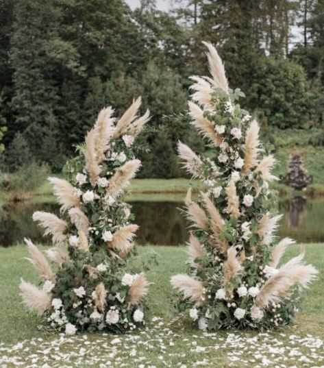 Lavender Wedding Theme, Boho Wedding Arch, Church Wedding Flowers, Boho Wedding Theme, Wedding Arbors, Minimalist Dekor, Wedding Notes, Wedding Ceremony Arch, Wedding Arch Flowers