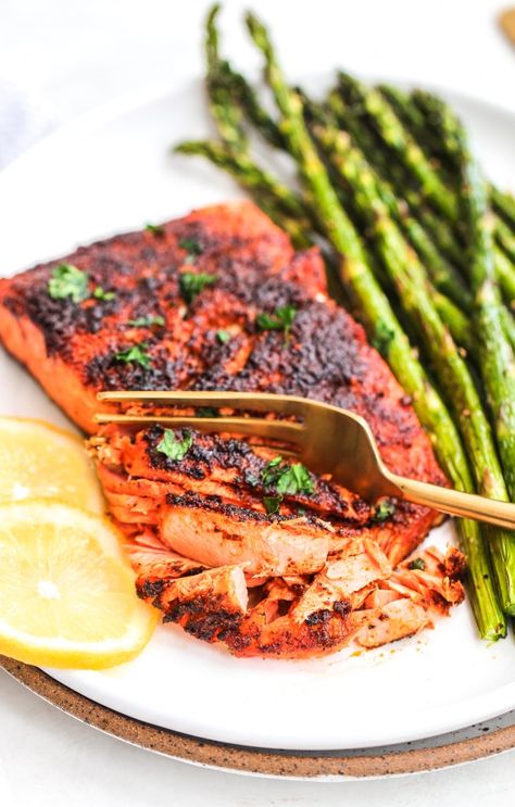 Dinner Air Fryer Recipes, Air Fryer Recipes Easy Dinner, Best Air Fryer Salmon, Dinner Air Fryer, Easy Dinner Chicken, Weeknight Salmon, Blackened Salmon Recipes, Air Fryer Recipes Salmon, Air Fryer Fish Recipes