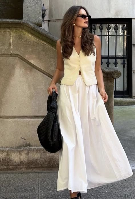 White Maxi Skirt Outfit, Look Hippie Chic, Look Boho Chic, Fest Outfits, Skirt Outfits Fall, Skandinavian Fashion, White Maxi Skirts, Europe Outfits, Chique Outfits