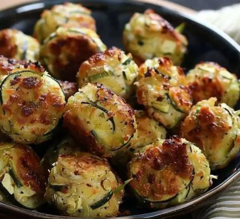 Boulettes de Courgettes au Four Zucchini Garlic Bites, Garlic Bites, Zucchini Bites, Classic Beef Stew, Baked Asparagus, Ground Beef Casserole, Cheesy Sauce, Nutritious Snacks, Beef Casserole