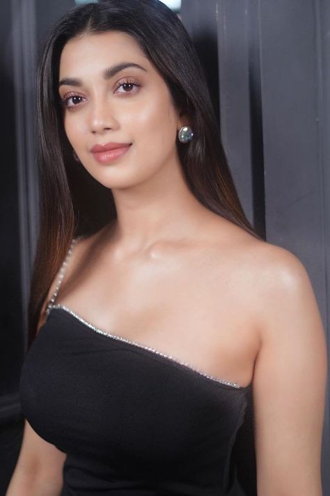 Digangana Suryavanshi, Luxury Hotel Bedroom, Indian Tv Actress, Hair Stylist Life, Beautiful Smile Women, Hair Stylist, Actresses, Celebrities, Hair